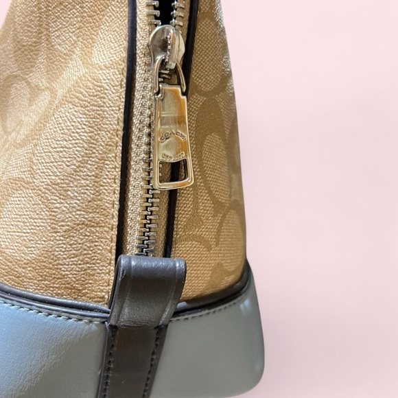 Coach - Picture 4 of 13